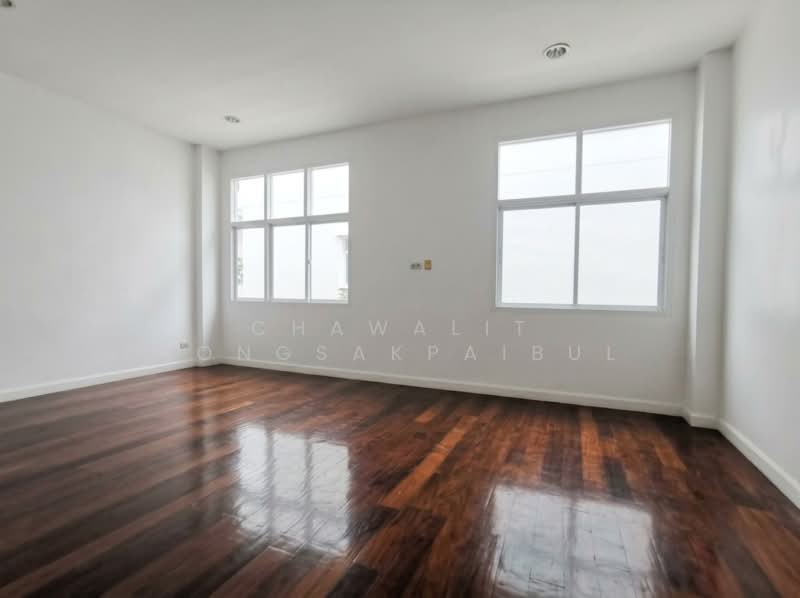 Baan Klang Muang Swiss Town Kaset-Nawamin, Bangkok, Soi Moobaan Klang Mueng, Chorake Bua, Lat Phrao, Bangkok, 4 Bedrooms, 180 sqm, Townhouse For Sale, by CHAWALIT KONGSAKPAIBUL, 500446579 - DDproperty.com