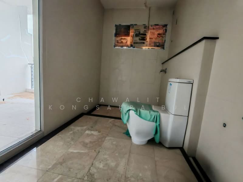 Baan Klang Muang Swiss Town Kaset-Nawamin, Bangkok, Soi Moobaan Klang Mueng, Chorake Bua, Lat Phrao, Bangkok, 4 Bedrooms, 180 sqm, Townhouse For Sale, by CHAWALIT KONGSAKPAIBUL, 500446579 - DDproperty.com