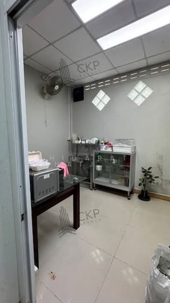 Commercial building for sale in a prime location in Rayong area. Size: 20 sq.wa. Only 220 meters fro, Rayong, Thapma, Muang Rayong, Rayong, , 130 sqm, Shophouse For Sale, by Thidarat Chaijumroonpun, 500446969 - DDproperty.com