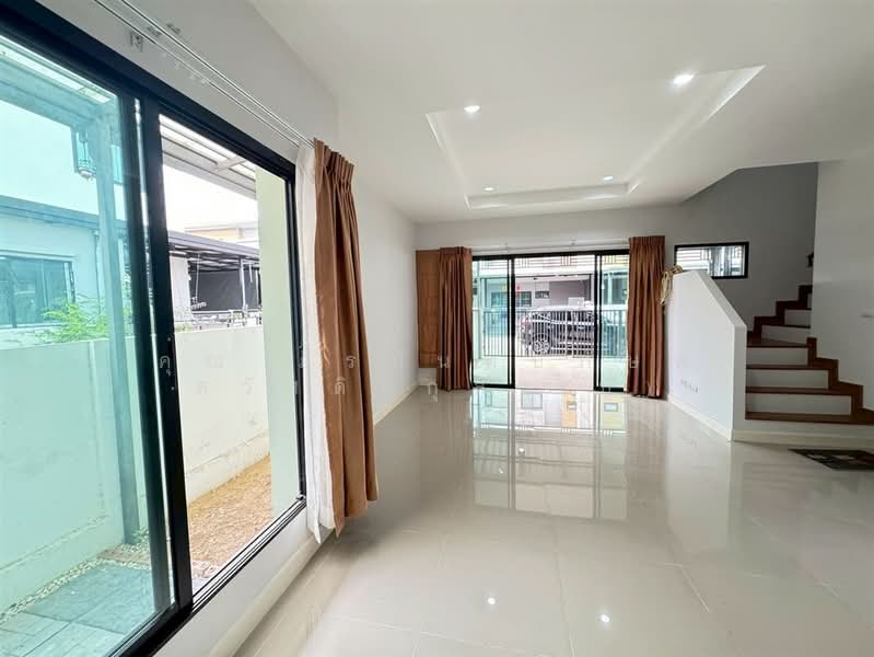 The Modish Ratchaphruek-Kanchanapisek, Pathum Thani, Ratchaphruek 77 Road, Khlong Phra Udom, Lat Lum Kaeo, Pathum Thani, 4 Bedrooms, 122 sqm, Townhouse For Sale, by คุณ ภรนันท์ปภัษฬ์ สวัสดิยกุล (ปู), 500447100 - DDproperty.com