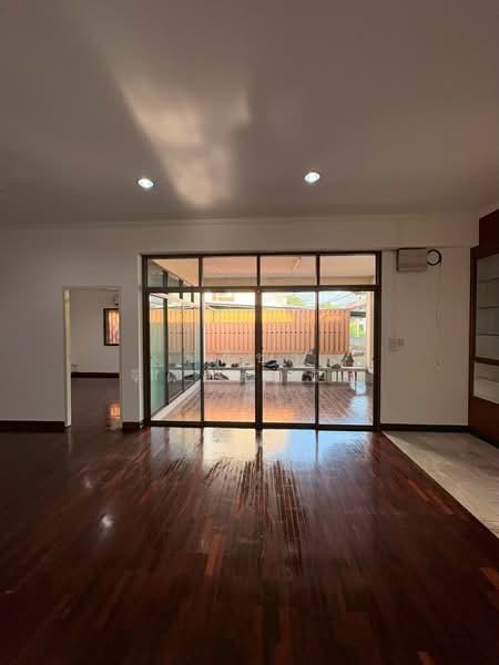 1-Storey house over 300 sq m. near Ratchyothin, Bangkok, Chatuchak, Bangkok, 2 Bedrooms, 300 sqm, Single Detached House For Rent, by ปรีชา จิตต์สมนึก, 500447485 - DDproperty.com