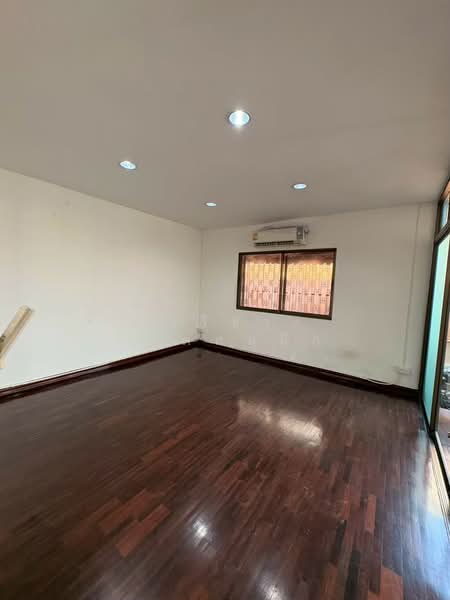 1-Storey house over 300 sq m. near Ratchyothin, Bangkok, Chatuchak, Bangkok, 2 Bedrooms, 300 sqm, Single Detached House For Rent, by ปรีชา จิตต์สมนึก, 500447485 - DDproperty.com