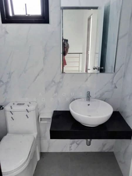 Two-story twin houses in Phuri Village, offering a pleasant atmosphere in the heart of Chonburi, Chon Buri (Pattaya), Ban Suan, Muang Chon Buri, Chon Buri (Pattaya), 3 Bedrooms, 160 sqm, Semi-Detached House (Twin House) For Sale, by A House Property Co.,Ltd., 500447743 - DDproperty.com