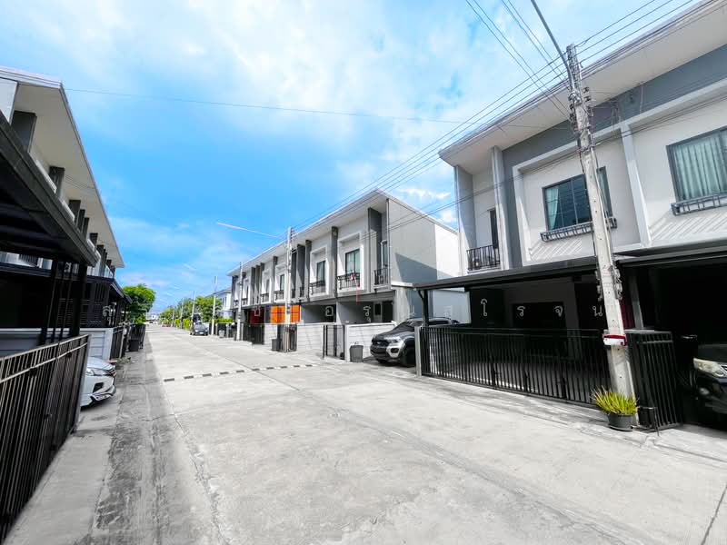 Britania Wongwaen Chatuchot : บริทาเนีย วงแหวน จตุโชติ, Pathum Thani, ถ. หทัยราษฎร์, Bung Kham Proi, Lam Luk Ka, Pathum Thani, 2 Bedrooms, 76 sqm, Townhouse For Sale, by Suradej Arunsurosn, 500447773 - DDproperty.com