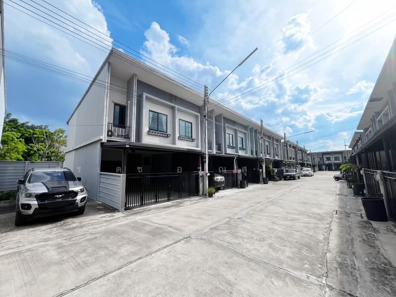 Britania Wongwaen Chatuchot : บริทาเนีย วงแหวน จตุโชติ, Pathum Thani, ถ. หทัยราษฎร์, Bung Kham Proi, Lam Luk Ka, Pathum Thani, 2 Bedrooms, 76 sqm, Townhouse For Sale, by Suradej Arunsurosn, 500447773 - DDproperty.com