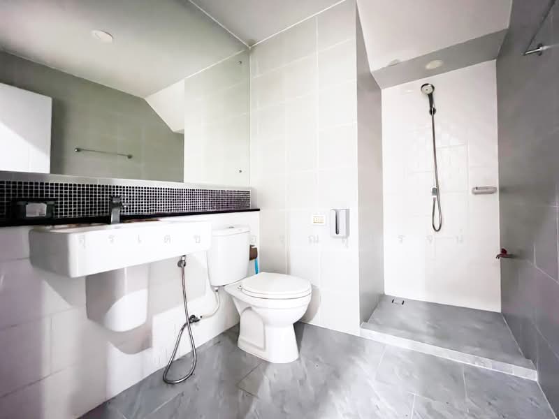 Britania Wongwaen Chatuchot : บริทาเนีย วงแหวน จตุโชติ, Pathum Thani, ถ. หทัยราษฎร์, Bung Kham Proi, Lam Luk Ka, Pathum Thani, 2 Bedrooms, 76 sqm, Townhouse For Sale, by Suradej Arunsurosn, 500447773 - DDproperty.com