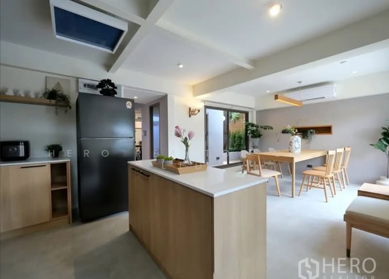 For Rent 3 Bedroom Semi-Detached House near BTS Phra Khanong, Watthana Bangkok HRE01139, Bangkok, Phra Kanong Nua, Watthana, Bangkok, 3 Bedrooms, 170 sqm, Semi-Detached House (Twin House) For Rent, by Hero Realtor Co., Ltd., 500447793 - DDproperty.com