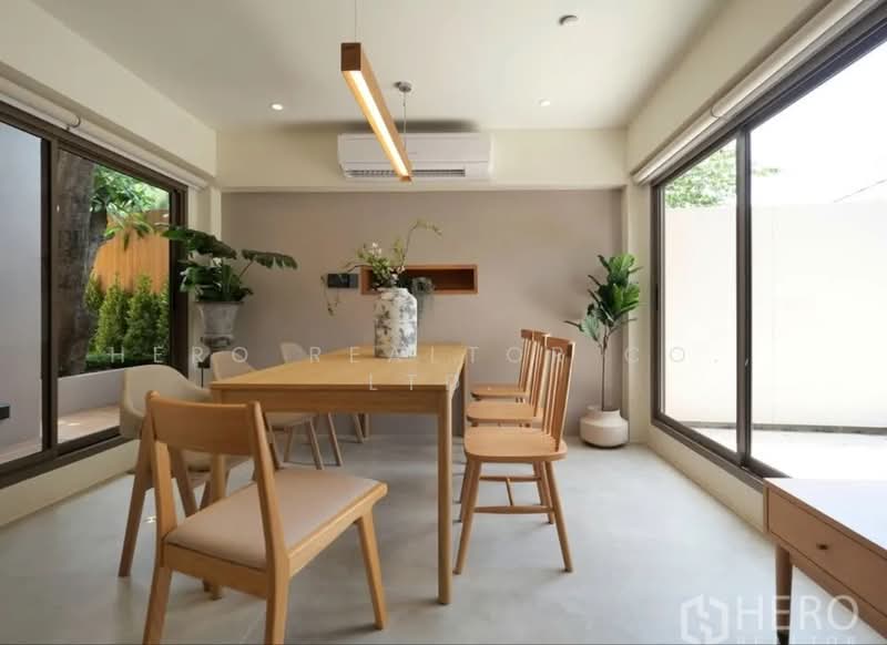 For Rent 3 Bedroom Semi-Detached House near BTS Phra Khanong, Watthana Bangkok HRE01139, Bangkok, Phra Kanong Nua, Watthana, Bangkok, 3 Bedrooms, 170 sqm, Semi-Detached House (Twin House) For Rent, by Hero Realtor Co., Ltd., 500447793 - DDproperty.com