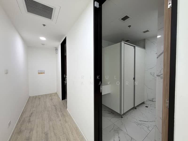Office with free AC 8:00-22:00, 350m from MRT Rama 9, Bangkok, Huai Khwang, Bangkok, , 226 sqm, Office Space For Rent, by Sirikul Wattanakorn, 500447833 - DDproperty.com