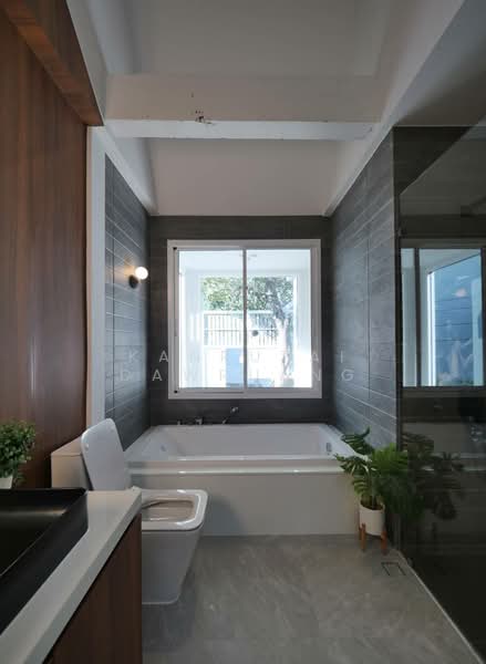 Townhome Sukhumvit 49, Bangkok, Khlong Tan Nua, Watthana, Bangkok, 3 Bedrooms, 225 sqm, Townhouse For Sale, by Kanrutai Dawruang, 500448052 - DDproperty.com
