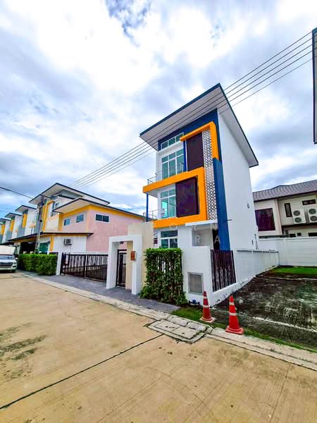 ขายโฮมออฟฟิศ 3 ชั้น หมู่บ้านหลังสวนพุทธมณฑลสาย4 จอดรถ 5 คัน ทำธุรกิจก็ได้ อยู่เองก็สบาย, นครปฐม, บางกระทึก, สามพราน, นครปฐม, 200 ตร.ม., ทาวน์เฮ้าส์ ขาย, โดย Apaporn Muanthorani, 500448324 - DDproperty.com