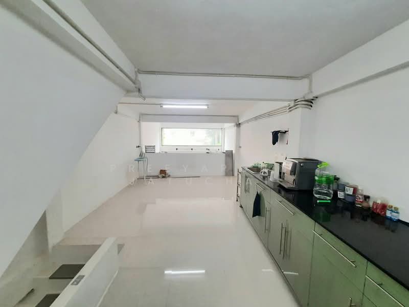 ทาวน์เฮ้าส์ 3-ห้องนอน, กรุงเทพ, ยานนาวา, สาทร, กรุงเทพ, 180 ตร.ม., ทาวน์เฮ้าส์ ขาย, โดย Preeyapohn Jatuchai, 500448426 - DDproperty.com