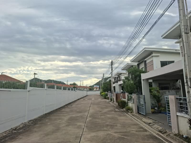 ไลฟ์วัลเลย์ ศรีราชา, Chon Buri (Pattaya), Surasak, Si Racha, Chon Buri (Pattaya), 3 Bedrooms, 170 sqm, Semi-Detached House (Twin House) For Sale, by นเรศ สืบสิมมา, 500448651 - DDproperty.com