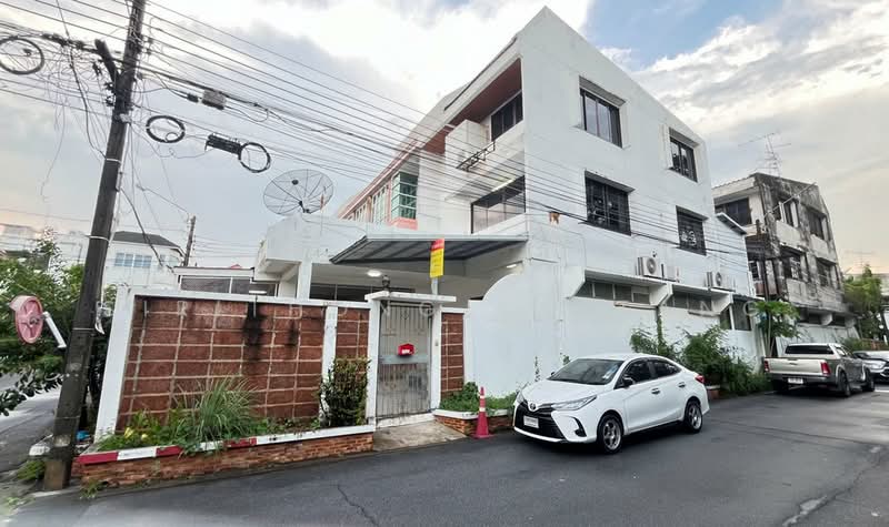 Phon Phailin Village, Townhouse corner unit 3 stories 36 sq.wa 3 Beds 3 Baths, Bangkok, ลาดพร้าว 35/1, Chan Kasem, Chatuchak, Bangkok, 3 Bedrooms, 156 sqm, Townhouse For Sale, by Sirithong Saetang, 500448926 - DDproperty.com