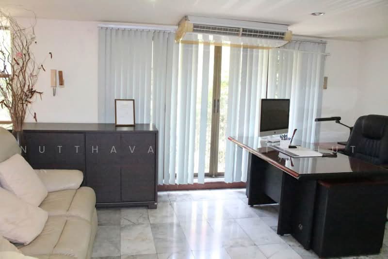 Thonglor Place, Thonglor 25, Bangkok, สุขุมวิท 55, Khlong Tan Nua, Watthana, Bangkok, 4 Bedrooms, 300 sqm, Townhouse For Sale, by Nutthavadee Kittihut, 500449649 - DDproperty.com