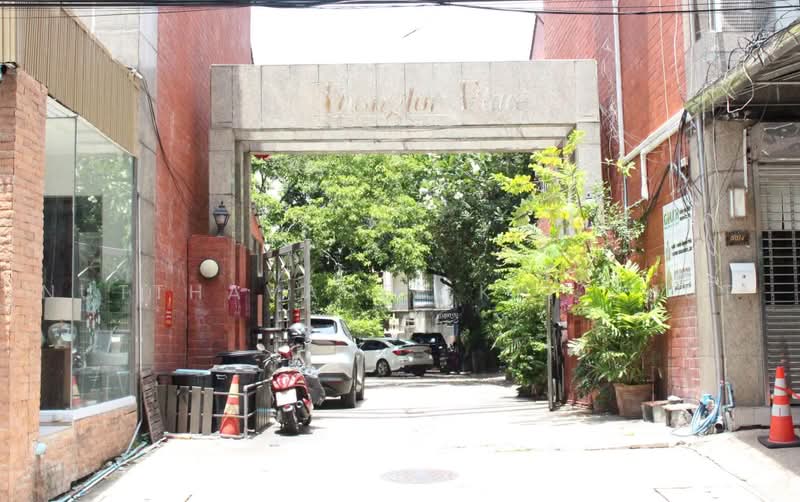 Thonglor Place, Thonglor 25, Bangkok, สุขุมวิท 55, Khlong Tan Nua, Watthana, Bangkok, 4 Bedrooms, 300 sqm, Townhouse For Sale, by Nutthavadee Kittihut, 500449649 - DDproperty.com