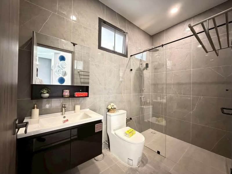 ขายบ้านพูลวิลล่า 2 ชั้น Modern Living พัทยา 4 ห้องนอน พร้อมสระว่ายน้ำส่วนตัว ทำเลทุ่งกลม-ตาลหมัน, ชลบุรี, หนองปรือ, บางละมุง, ชลบุรี, 360 ตร.ม., บ้านเดี่ยว ขาย, โดย คุณเบ้นซ์, 500449663 - DDproperty.com