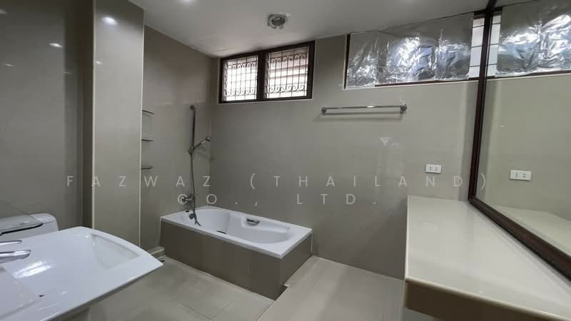 Urgent Sale: Luxury 5-Bed Ekkamai Home, 350 Sqm Near BTS Thonglor, Bangkok, Khlong Tan Nua, Watthana, Bangkok, 5 Bedrooms, 350 sqm, Townhouse For Sale, by Fazwaz (Thailand) Co., Ltd., 500449708 - DDproperty.com