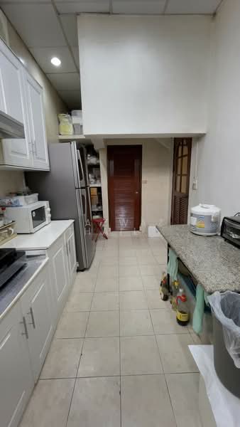 Urgent Sale: Luxury 5-Bed Ekkamai Home, 350 Sqm Near BTS Thonglor, Bangkok, Khlong Tan Nua, Watthana, Bangkok, 5 Bedrooms, 350 sqm, Townhouse For Sale, by Fazwaz (Thailand) Co., Ltd., 500449708 - DDproperty.com
