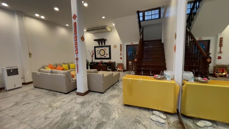 Urgent Sale: Luxury 5-Bed Ekkamai Home, 350 Sqm Near BTS Thonglor, Bangkok, Khlong Tan Nua, Watthana, Bangkok, 5 Bedrooms, 350 sqm, Townhouse For Sale, by Fazwaz (Thailand) Co., Ltd., 500449708 - DDproperty.com
