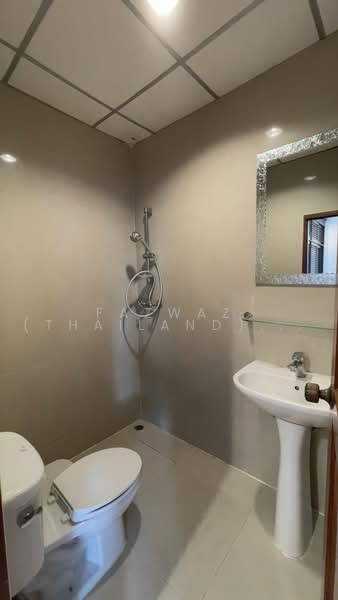 Urgent Sale: Luxury 5-Bed Ekkamai Home, 350 Sqm Near BTS Thonglor, Bangkok, Khlong Tan Nua, Watthana, Bangkok, 5 Bedrooms, 350 sqm, Townhouse For Sale, by Fazwaz (Thailand) Co., Ltd., 500449708 - DDproperty.com