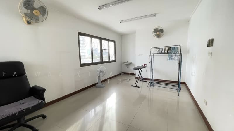 Urgent Sale: Luxury 5-Bed Ekkamai Home, 350 Sqm Near BTS Thonglor, Bangkok, Khlong Tan Nua, Watthana, Bangkok, 5 Bedrooms, 350 sqm, Townhouse For Sale, by Fazwaz (Thailand) Co., Ltd., 500449708 - DDproperty.com