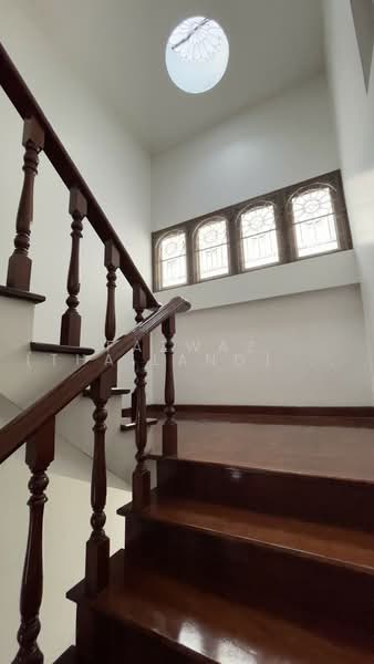 Urgent Sale: Luxury 5-Bed Ekkamai Home, 350 Sqm Near BTS Thonglor, Bangkok, Khlong Tan Nua, Watthana, Bangkok, 5 Bedrooms, 350 sqm, Townhouse For Sale, by Fazwaz (Thailand) Co., Ltd., 500449708 - DDproperty.com