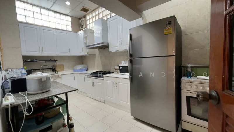 Urgent Sale: Luxury 5-Bed Ekkamai Home, 350 Sqm Near BTS Thonglor, Bangkok, Khlong Tan Nua, Watthana, Bangkok, 5 Bedrooms, 350 sqm, Townhouse For Sale, by Fazwaz (Thailand) Co., Ltd., 500449708 - DDproperty.com
