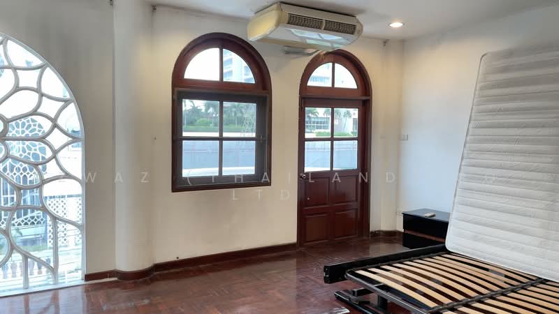 Urgent Sale: Luxury 5-Bed Ekkamai Home, 350 Sqm Near BTS Thonglor, Bangkok, Khlong Tan Nua, Watthana, Bangkok, 5 Bedrooms, 350 sqm, Townhouse For Sale, by Fazwaz (Thailand) Co., Ltd., 500449708 - DDproperty.com
