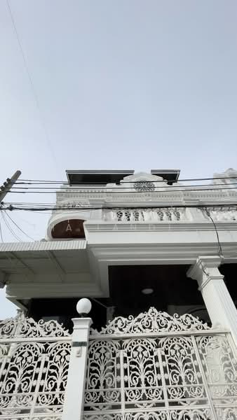 Urgent Sale: Luxury 5-Bed Ekkamai Home, 350 Sqm Near BTS Thonglor, Bangkok, Khlong Tan Nua, Watthana, Bangkok, 5 Bedrooms, 350 sqm, Townhouse For Sale, by Fazwaz (Thailand) Co., Ltd., 500449708 - DDproperty.com