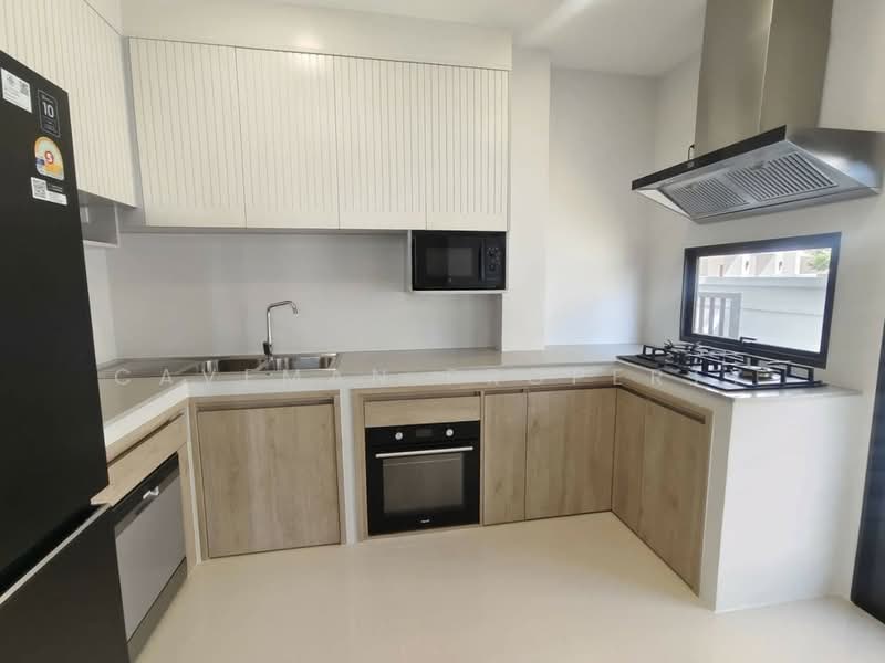 Aerie Srinakarin-Krungthepkreetha, Bangkok, Srinakarin - Romklao Road, Khlong Song Ton Nun, Lat Krabang, Bangkok, 5 Bedrooms, 390 sqm, Single Detached House For Rent, by Caveman Property, 500449928 - DDproperty.com