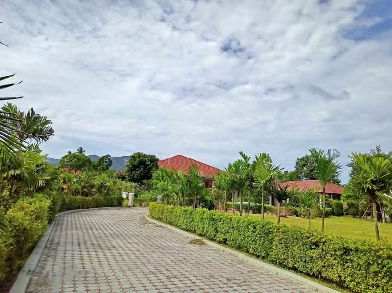 บ้านเดี่ยวพร้อมที่ดินหนองรี ชลบุรี, Chon Buri (Pattaya), Nong Ri, Muang Chon Buri, Chon Buri (Pattaya), 5 Bedrooms, 200 sqm, Single Detached House For Sale, by The Best Property ตุ๊กตา, 500450429 - DDproperty.com