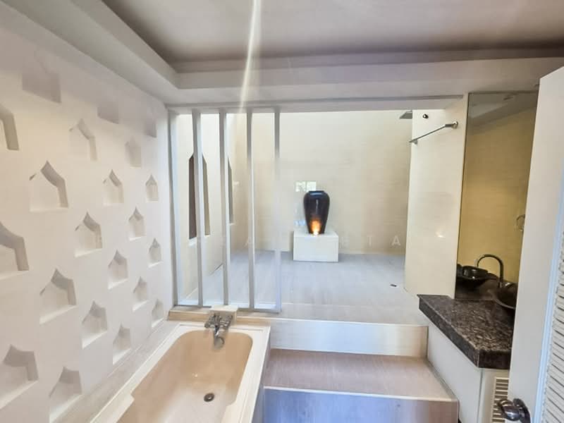 Beachfront Townhouse for Sale Dongtan Beach Pattaya, Chon Buri (Pattaya), Bang Lamung, Bang Lamung (Pattaya), Chon Buri (Pattaya), 8 Bedrooms, 375 sqm, Townhouse For Sale, by PLC real estate, 500450499 - DDproperty.com