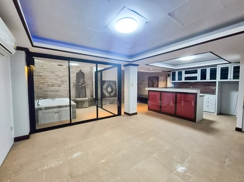Beachfront Townhouse for Sale Dongtan Beach Pattaya, Chon Buri (Pattaya), Bang Lamung, Bang Lamung (Pattaya), Chon Buri (Pattaya), 8 Bedrooms, 375 sqm, Townhouse For Sale, by PLC real estate, 500450499 - DDproperty.com