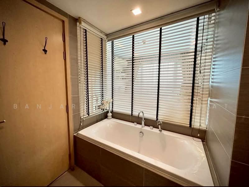 Siri At Sukhumvit, Bangkok, 902 Sukhumvit Road, Phra Kanong, Khlong Toei, Bangkok, 2 Bedrooms, 70 sqm, Condo For Rent, by Banjarat Thanomchat, 500451333 - DDproperty.com