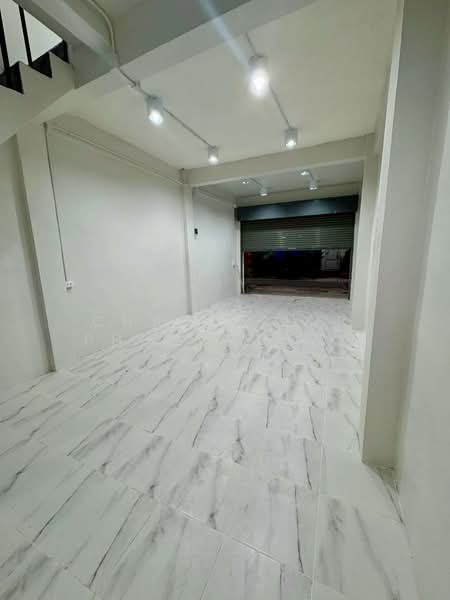 Four-story townhouses with rooftop access, 4-6 bedrooms, located on Soi Sathorn 11, near BTS, Bangkok, Yan Nawa, Sathon, Bangkok, , 180 sqm, Shophouse For Rent, by Charinthip Phungalong, 500451879 - DDproperty.com