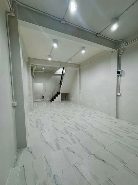 Four-story townhouses with rooftop access, 4-6 bedrooms, located on Soi Sathorn 11, near BTS, Bangkok, Yan Nawa, Sathon, Bangkok, , 180 sqm, Shophouse For Rent, by Charinthip Phungalong, 500451879 - DDproperty.com