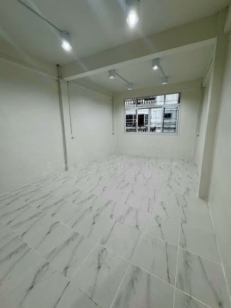 ทาวน์เฮ้าส์ 4 ชั้น พร้อมดาดฟ้า 4-6 ห้องนอน at ซอยสาทร 11 ใกล้ BTS เซนต์หลุยส์, กรุงเทพ, ยานนาวา, สาทร, กรุงเทพ, 180 ตร.ม., ตึกแถว-อาคารพาณิชย์ ให้เช่า, โดย Charinthip Phungalong, 500451879 - DDproperty.com