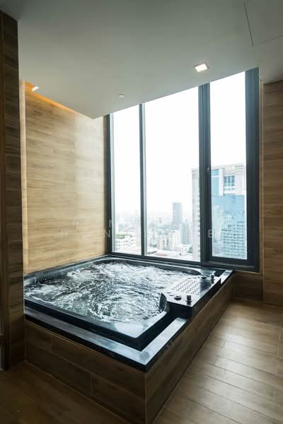 The Esse Asoke, Bangkok, 333 Soi Sukhumvit 21, Sukhumvit Road, Khlongtoei Nua, Watthana, Bangkok, 2 Bedrooms, 75 sqm, Condo For Rent, by Pinyada Hantewee, 500453027 - DDproperty.com