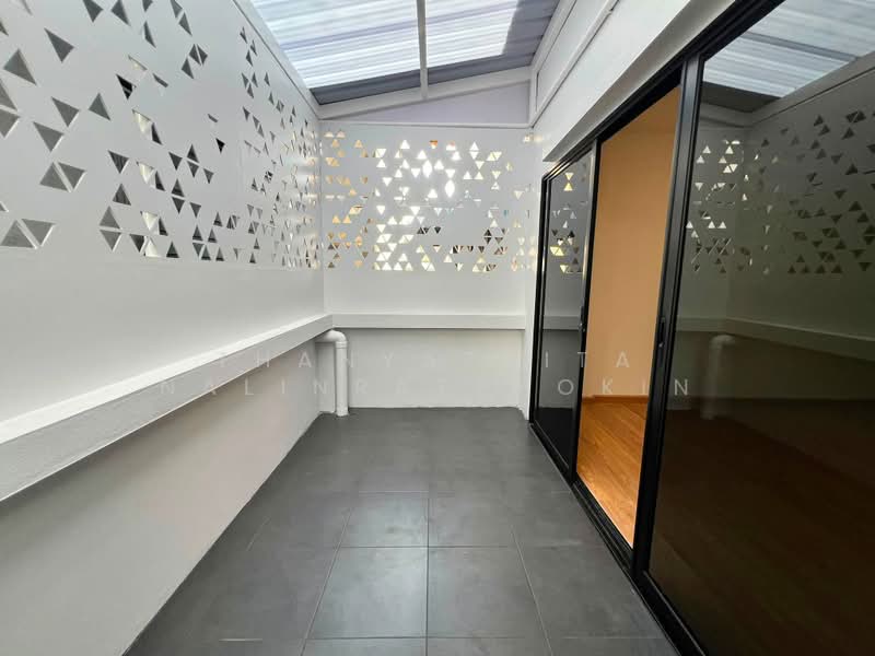 Baan Passakorn, Bangkok, Khlong Bang Phran, Bang Bon, Bangkok, 4 Bedrooms, 200 sqm, Townhouse For Sale, by Thanyathita Nalinratphokin, 500453088 - DDproperty.com