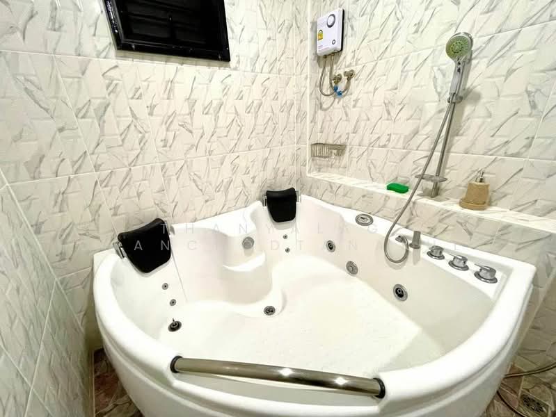 4-BR Villa, Chon Buri (Pattaya), Poong, Bang Lamung (Pattaya), Chon Buri (Pattaya), 4 Bedrooms, 430 sqm, Villa For Rent, by Thanyalag Chanchodtanakul, 500453451 - DDproperty.com
