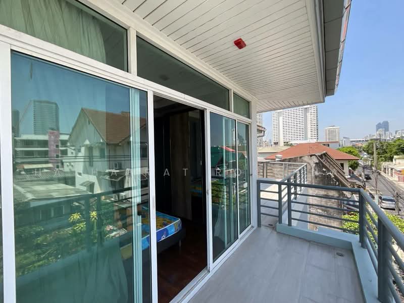 4-BR House, Bangkok, Huai Khwang, Bangkok, 4 Bedrooms, 410 sqm, Single Detached House For Rent, by Hathairat Rookphan, 500453964 - DDproperty.com