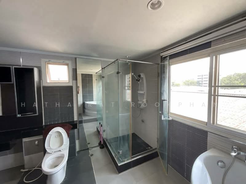 4-BR House, Bangkok, Huai Khwang, Bangkok, 4 Bedrooms, 410 sqm, Single Detached House For Rent, by Hathairat Rookphan, 500453964 - DDproperty.com