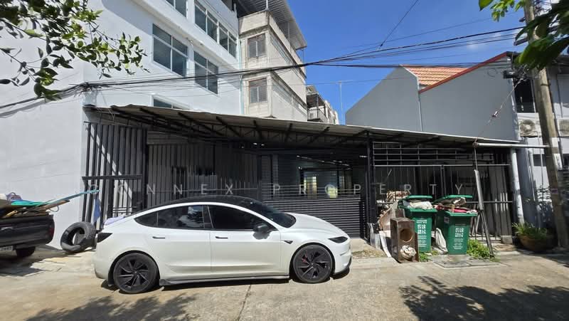 Corner commercial building located at the entrance of Soi Chaloem Phrakiat Rama 9 Soi 5, Bangkok, , Nong Bon, Prawet, Bangkok, , 21 sqm, Shophouse For Rent, by Connex Property, 500455607 - DDproperty.com