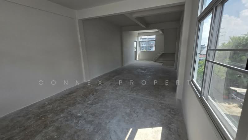 Corner commercial building located at the entrance of Soi Chaloem Phrakiat Rama 9 Soi 5, Bangkok, , Nong Bon, Prawet, Bangkok, , 21 sqm, Shophouse For Rent, by Connex Property, 500455607 - DDproperty.com