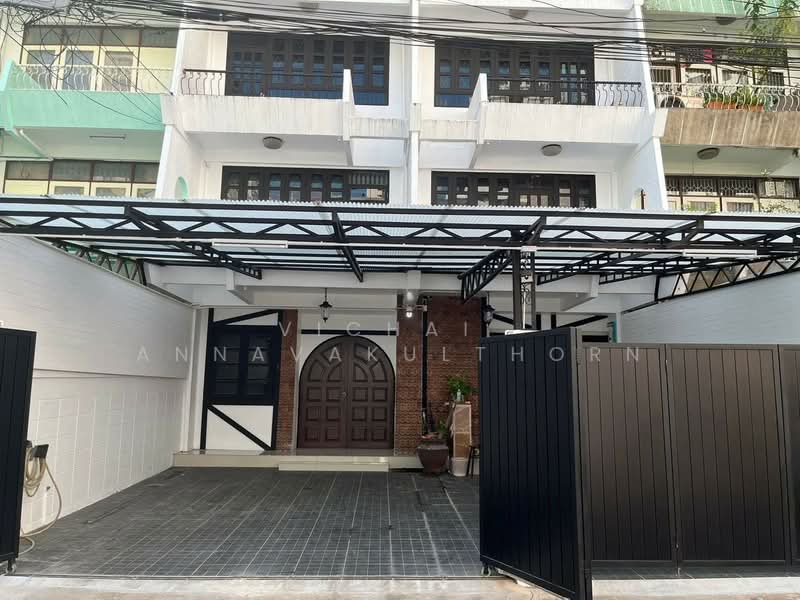 3-BR Townhouse, Bangkok, Silom, Bang Rak, Bangkok, 3 Bedrooms, 400 sqm, Townhouse For Rent, by Vichai Annavakulthorn, 500455803 - DDproperty.com
