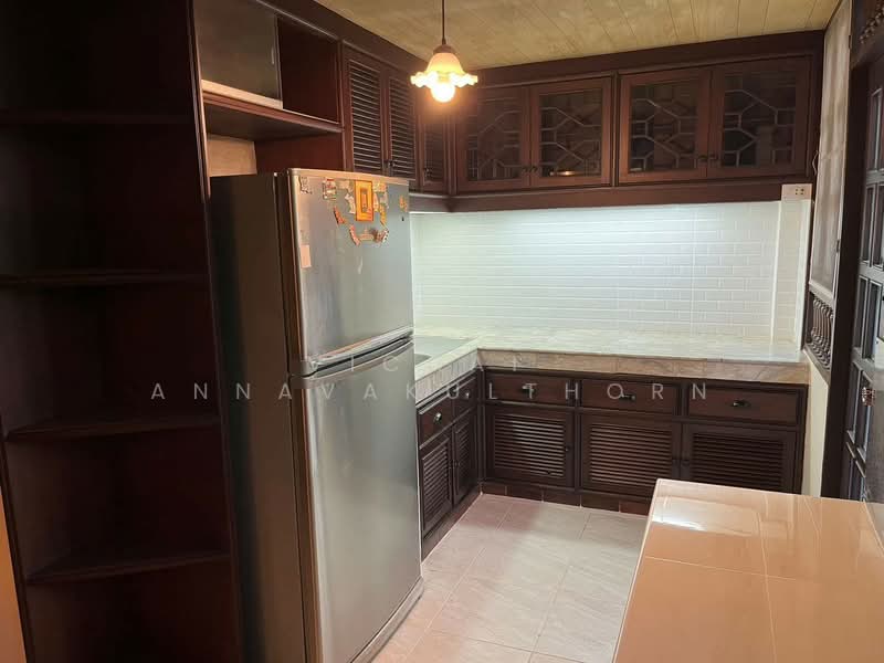 3-BR Townhouse, Bangkok, Silom, Bang Rak, Bangkok, 3 Bedrooms, 400 sqm, Townhouse For Rent, by Vichai Annavakulthorn, 500455803 - DDproperty.com