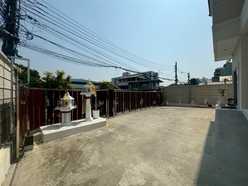 บ้านเดี่ยว 2 ชั้น 51 ตร.ว. บ้านเดี่ยว ซอยเรวดี4 ถนนเรวดี, นนทบุรี, ถนนเรวดี, ตลาดขวัญ, เมืองนนทบุรี, นนทบุรี, 220 ตร.ม., บ้านเดี่ยว ขาย, โดย คุณ ฐิชาปัณณ์ สังวาลรัมย์ (ปูน), 500457366 - DDproperty.com