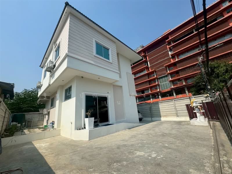 บ้านเดี่ยว 2 ชั้น 51 ตร.ว. บ้านเดี่ยว ซอยเรวดี4 ถนนเรวดี, Nonthaburi, ถนนเรวดี, Talat Kwan, Muang Nonthaburi, Nonthaburi, 4 Bedrooms, 220 sqm, Single Detached House For Sale, by คุณ ฐิชาปัณณ์ สังวาลรัมย์ (ปูน), 500457366 - DDproperty.com