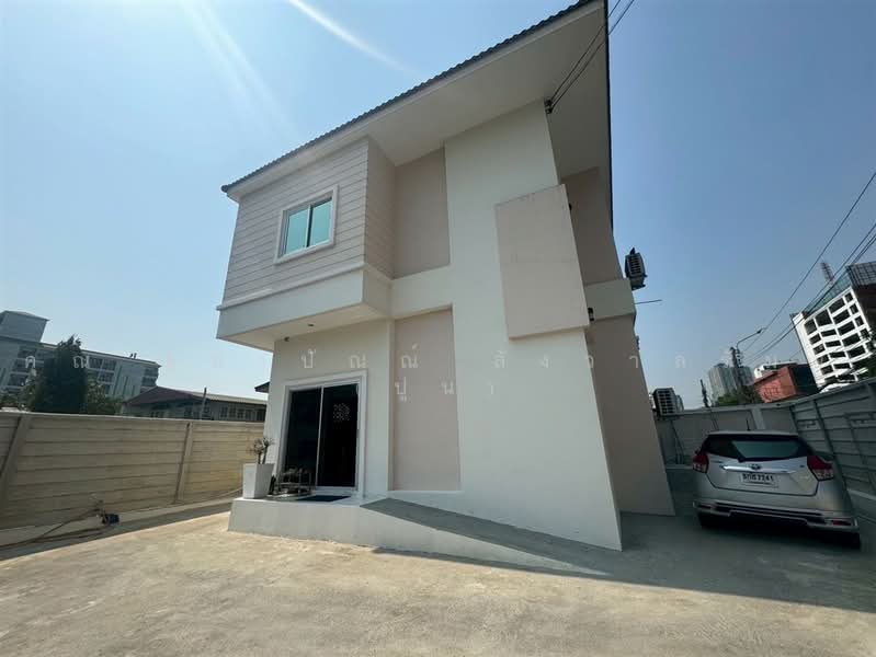บ้านเดี่ยว 2 ชั้น 51 ตร.ว. บ้านเดี่ยว ซอยเรวดี4 ถนนเรวดี, Nonthaburi, ถนนเรวดี, Talat Kwan, Muang Nonthaburi, Nonthaburi, 4 Bedrooms, 220 sqm, Single Detached House For Sale, by คุณ ฐิชาปัณณ์ สังวาลรัมย์ (ปูน), 500457366 - DDproperty.com